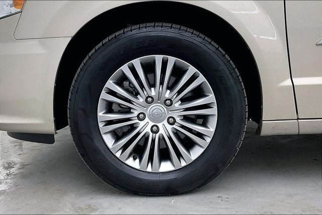 Used 2014 Chrysler Town & Country Touring-L w/ Trailer Tow Group FWD image 10