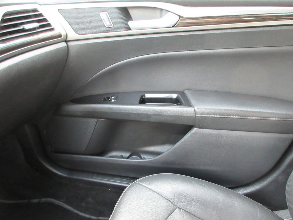 Used 2015 Ford Fusion SE w/ Equipment Group 202A FWD image 33