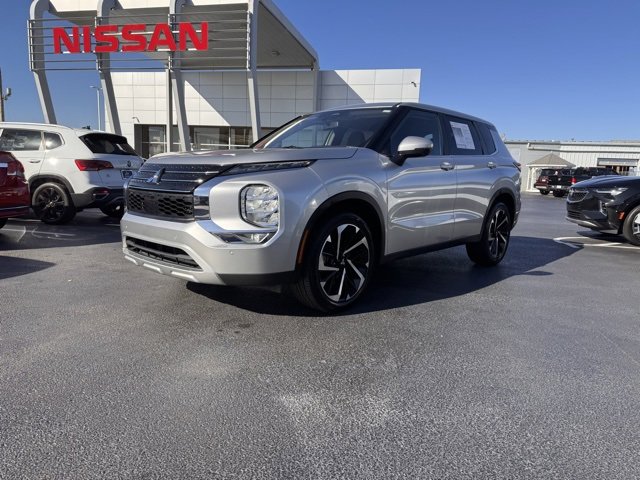 Used 2024 Mitsubishi Outlander SE image 1