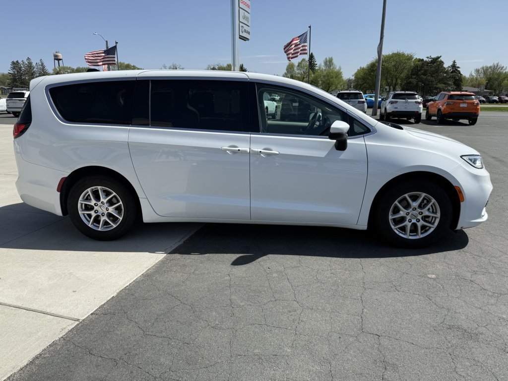 Used 2023 Chrysler Pacifica Touring-L FWD image 9