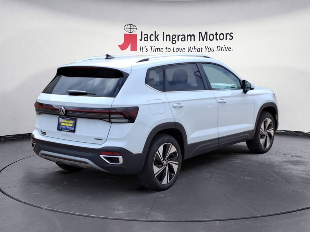 Certified 2025 Volkswagen Taos SE image 5