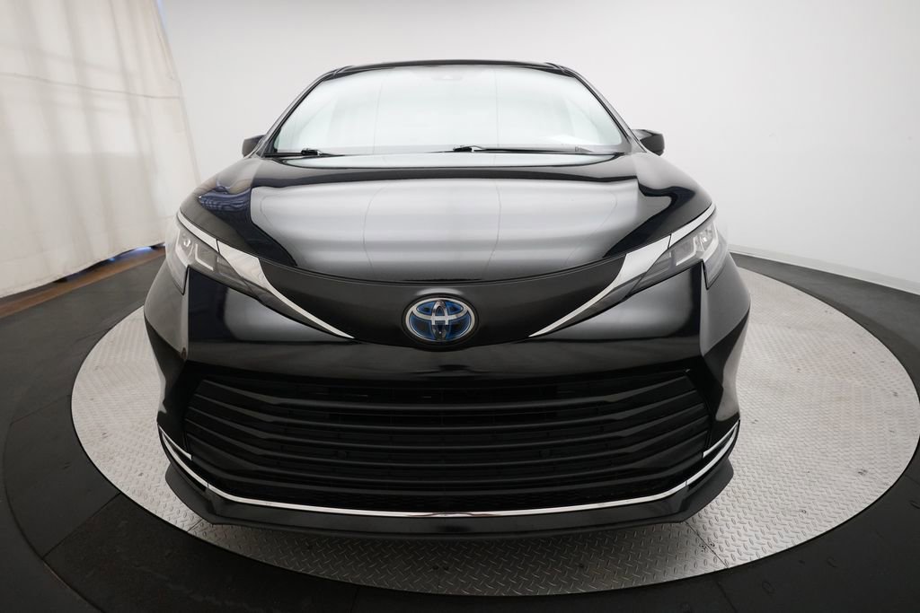 Used 2023 Toyota Sienna XLE FWD image 11