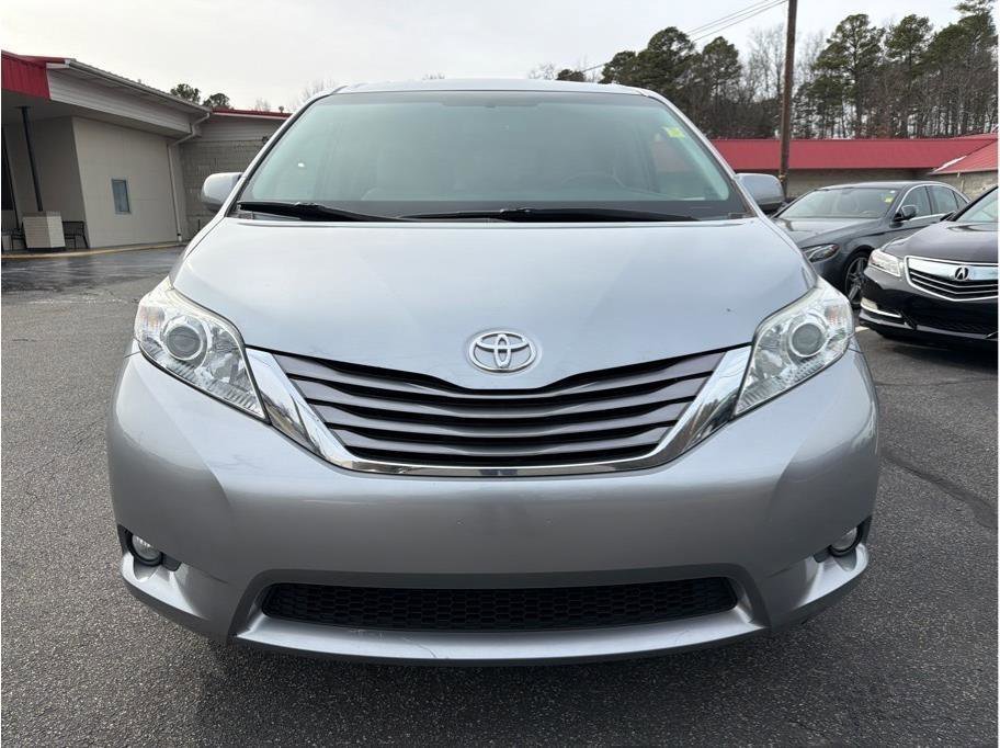 Used 2015 Toyota Sienna XLE Premium image 2