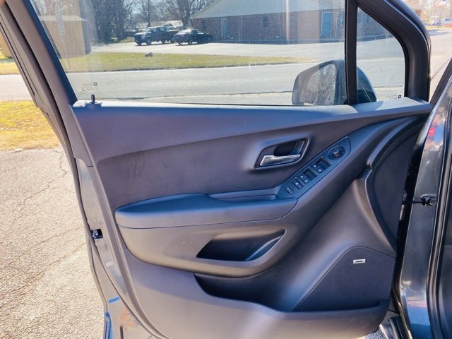 Used 2016 Chevrolet Trax LT w/ LT Sun and Sound Package image 21