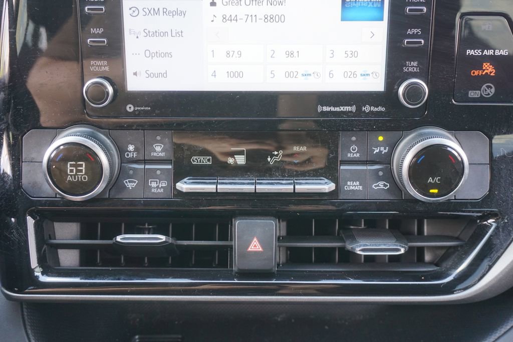 Used 2021 Toyota Highlander LE AWD/4WD image 11