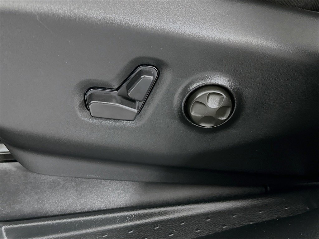 Used 2025 Chrysler Pacifica Limited image 24