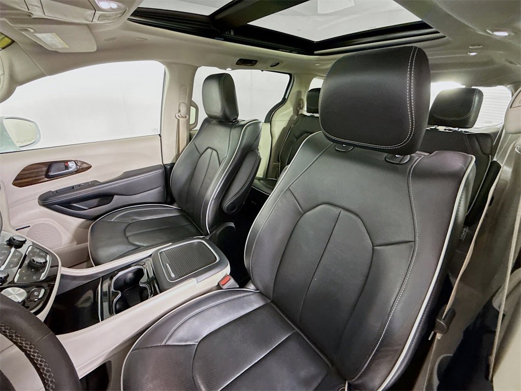 Used 2022 Chrysler Pacifica Limited w/ Uconnect Theater Family Group image 11