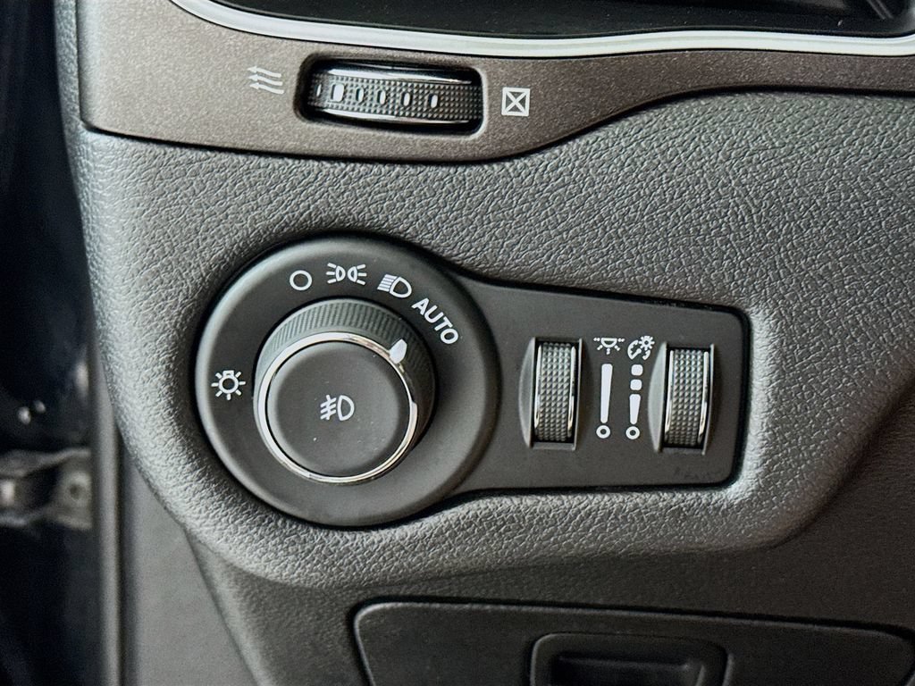 Used 2020 Jeep Cherokee Trailhawk AWD/4WD image 11