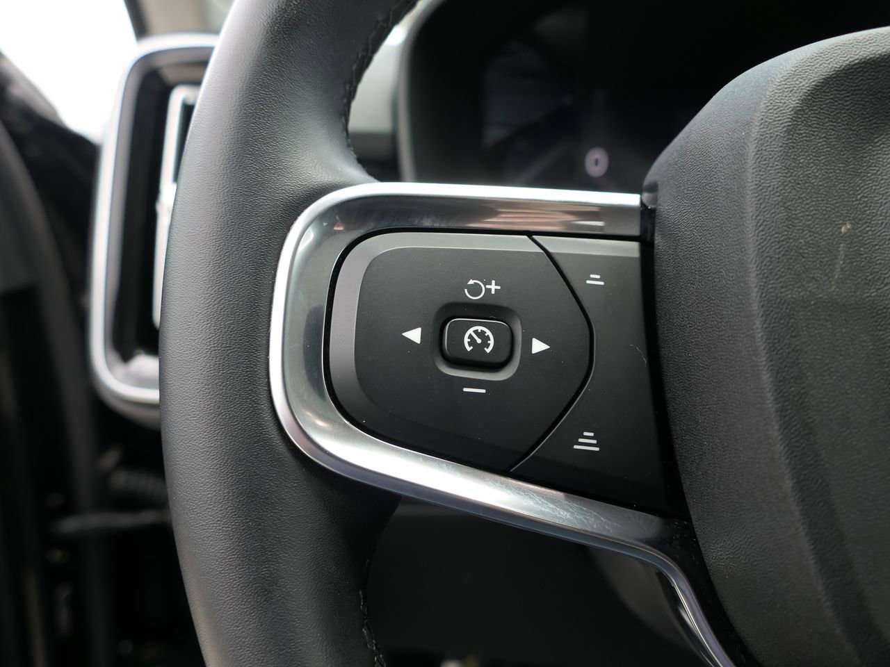 Used 2025 Volvo XC40 B5 Core AWD/4WD image 15
