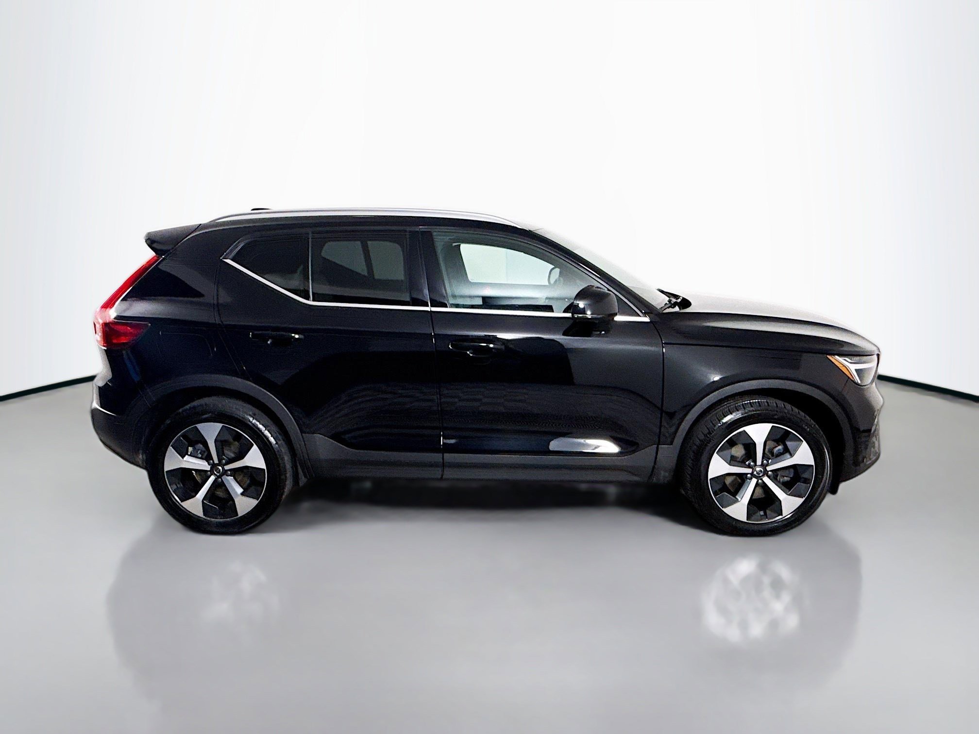 Used 2024 Volvo XC40 B5 Plus image 11