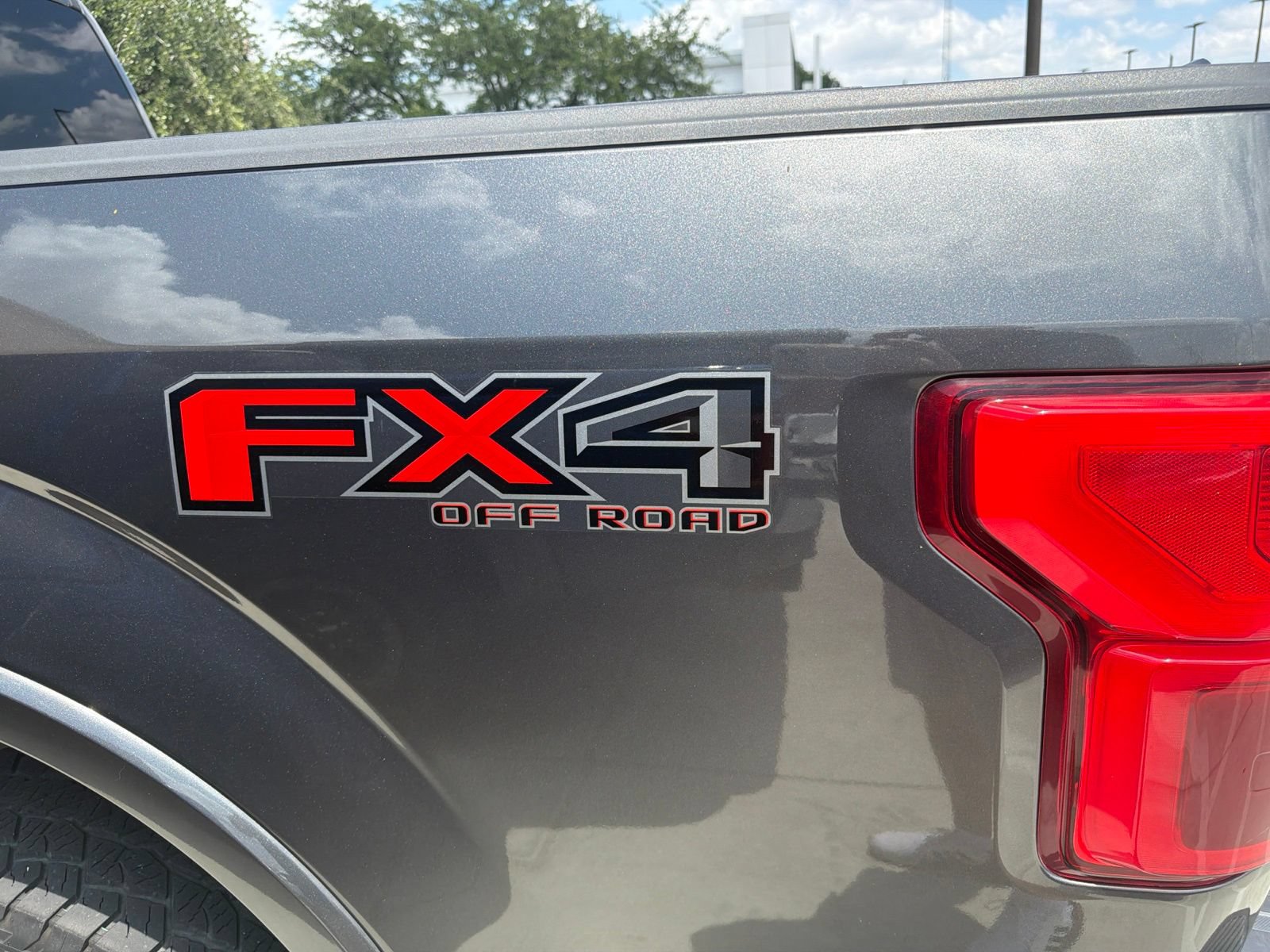 Used 2018 Ford F150 Platinum w/ Equipment Group 701A Luxury AWD/4WD image 9