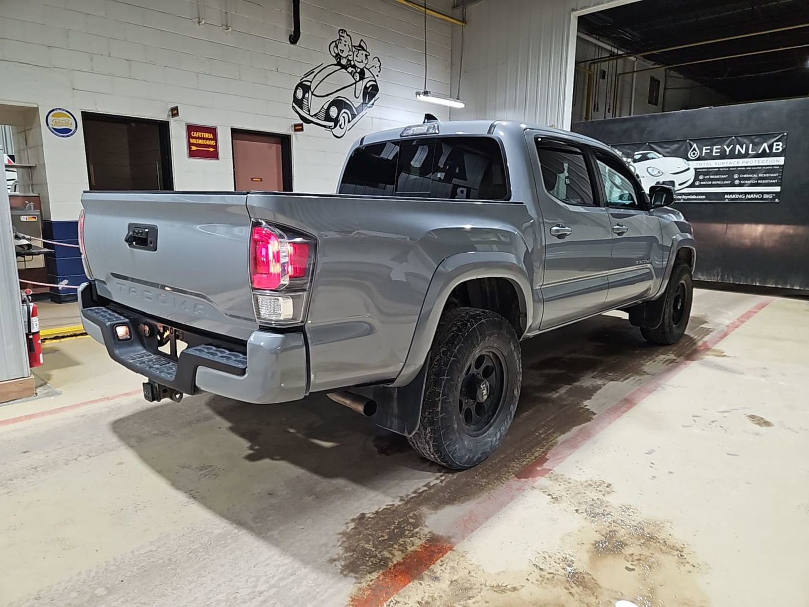 Used 2020 Toyota Tacoma SR5 AWD/4WD image 3