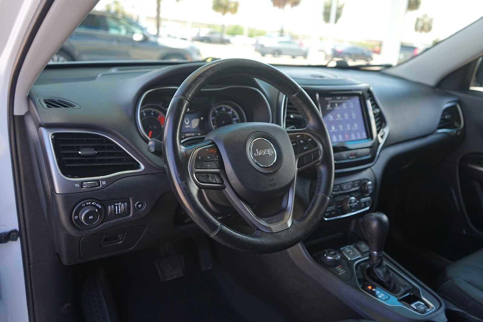 Used 2019 Jeep Cherokee Limited AWD/4WD image 2