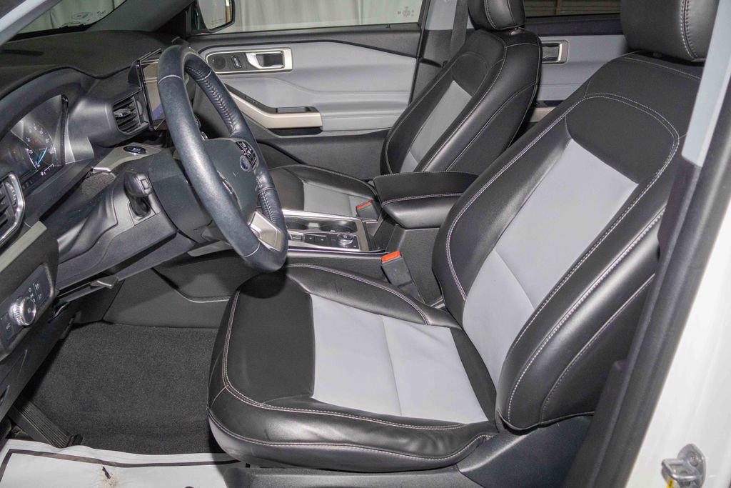 Used 2022 Ford Explorer XLT w/ Equipment Group 202A image 12