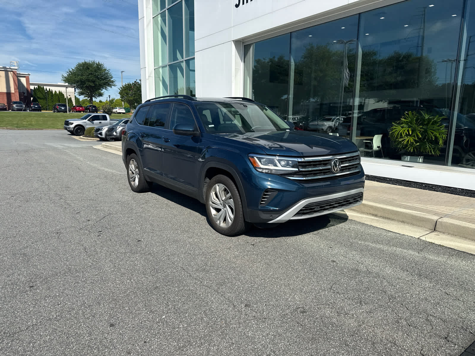 Certified 2023 Volkswagen Atlas SE w/ Panoramic Sunroof Package FWD image 2