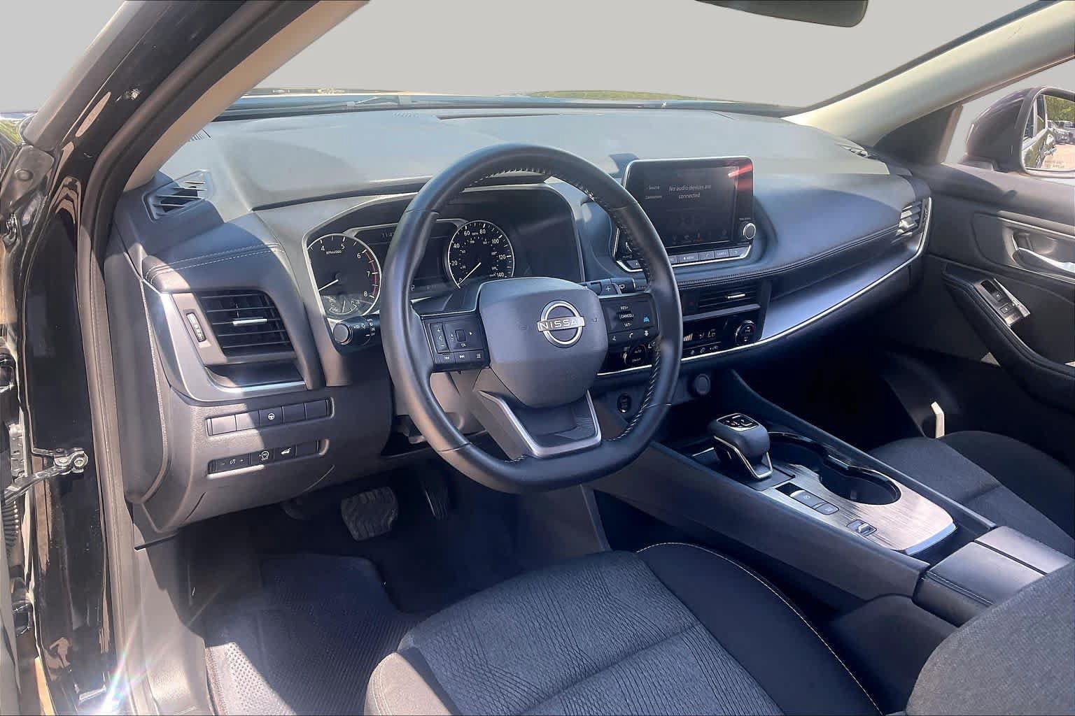 Used 2025 Nissan Rogue SV FWD image 17
