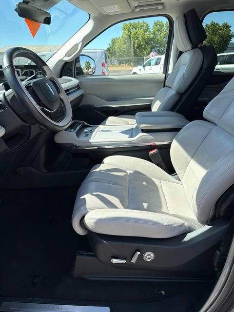 Used 2025 Lincoln Navigator Reserve AWD/4WD image 8