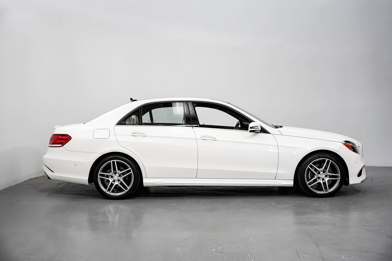 Used 2015 Mercedes-Benz E 400 Sedan image 2
