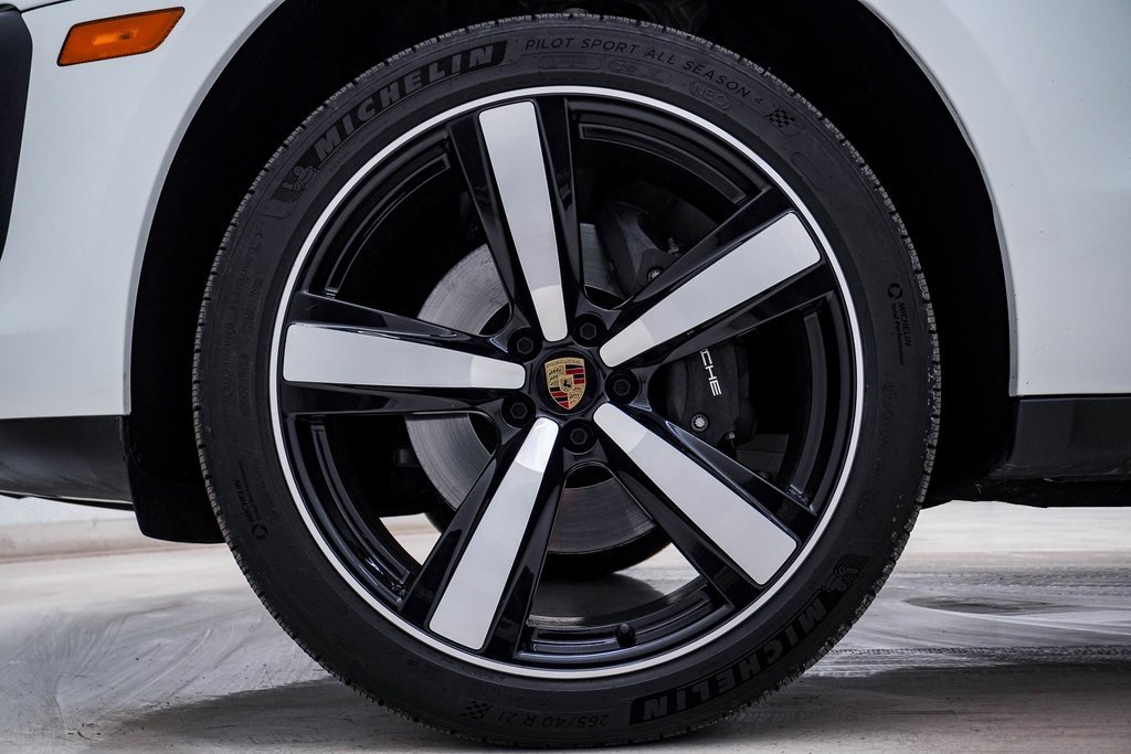 Certified 2025 Porsche Macan image 13