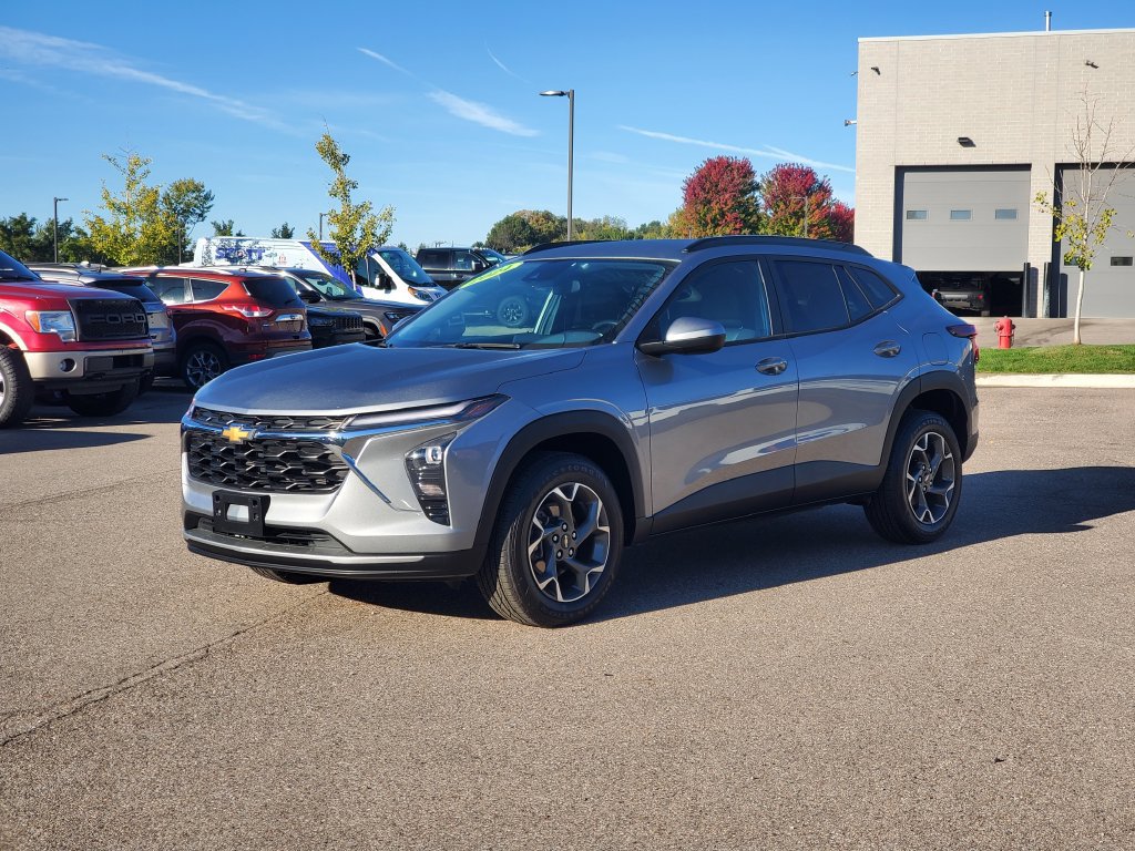 Used 2024 Chevrolet Trax LT w/ Driver Confidence Package FWD image 2