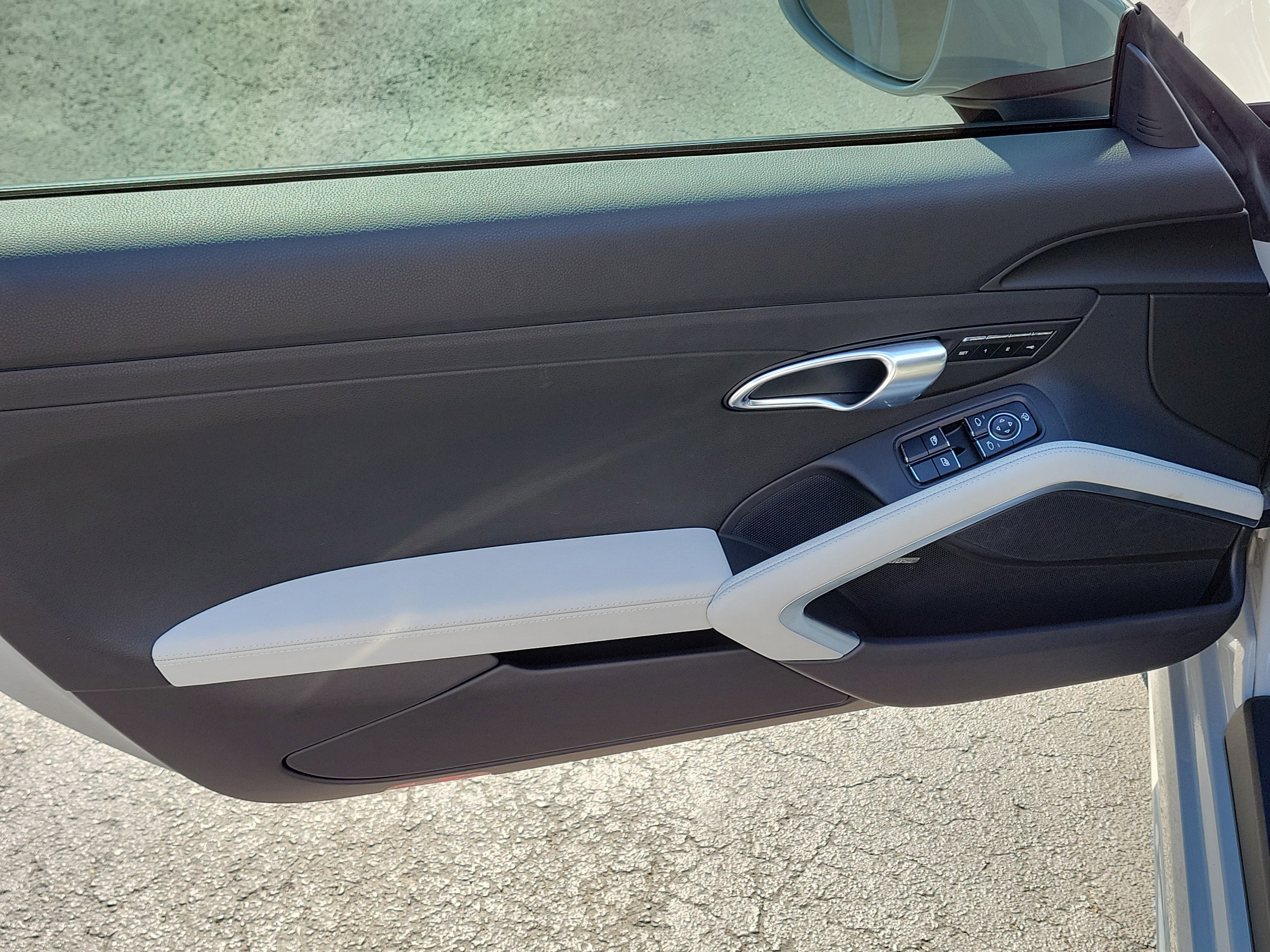 Used 2025 Porsche 718 Cayman RWD image 10