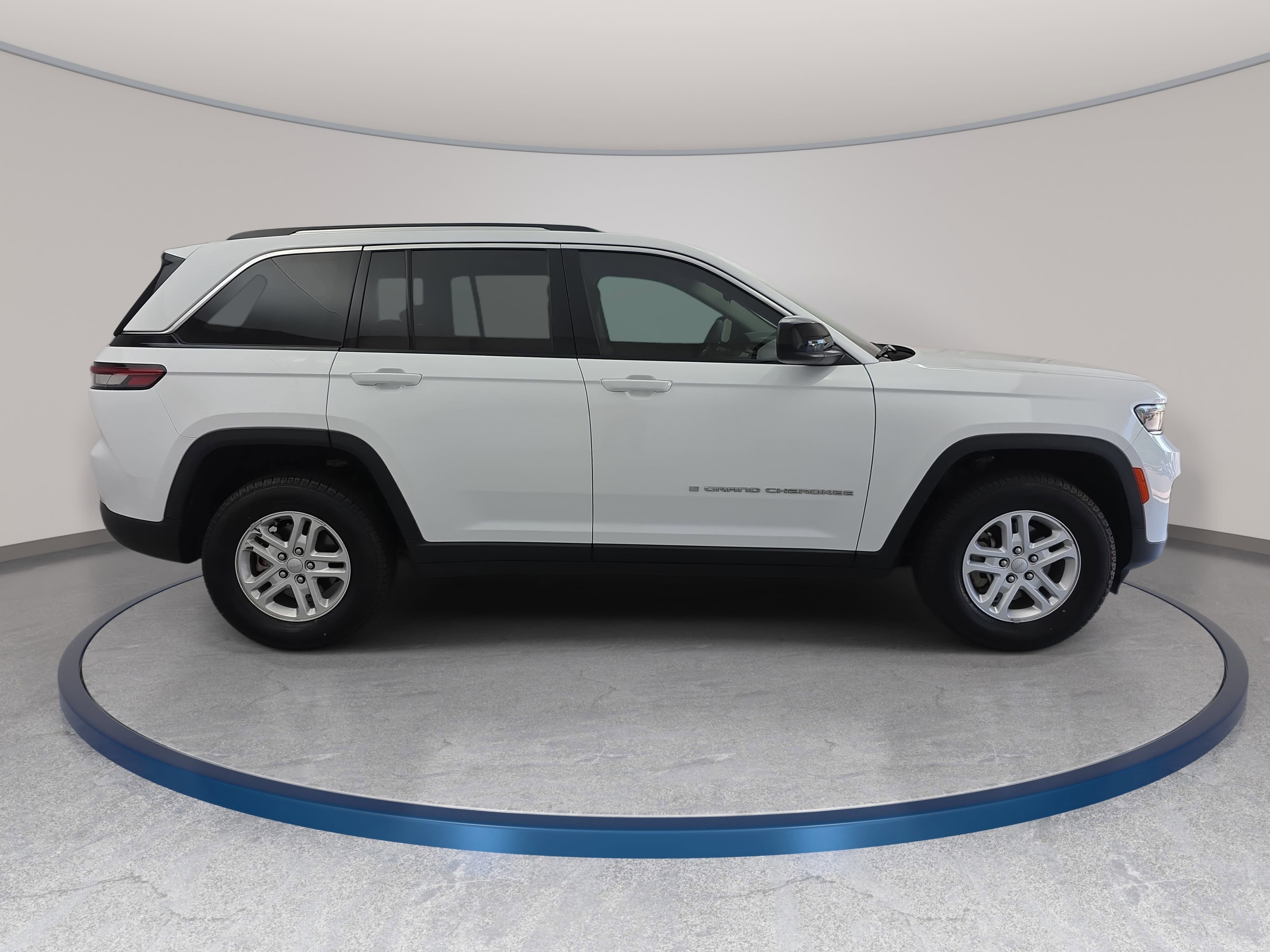 Used 2023 Jeep Grand Cherokee Laredo AWD/4WD image 4