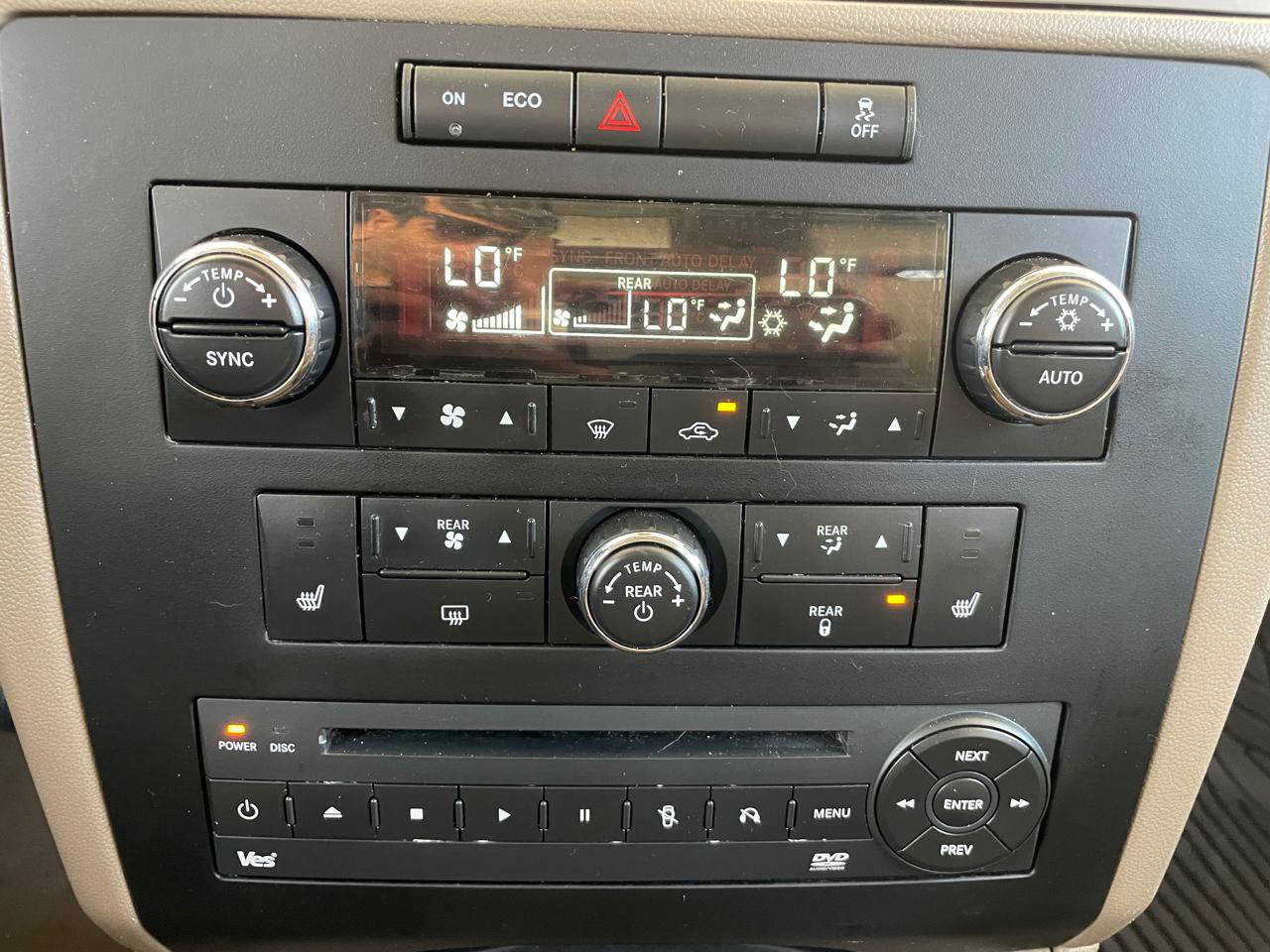 Used 2012 Volkswagen Routan SEL FWD image 21
