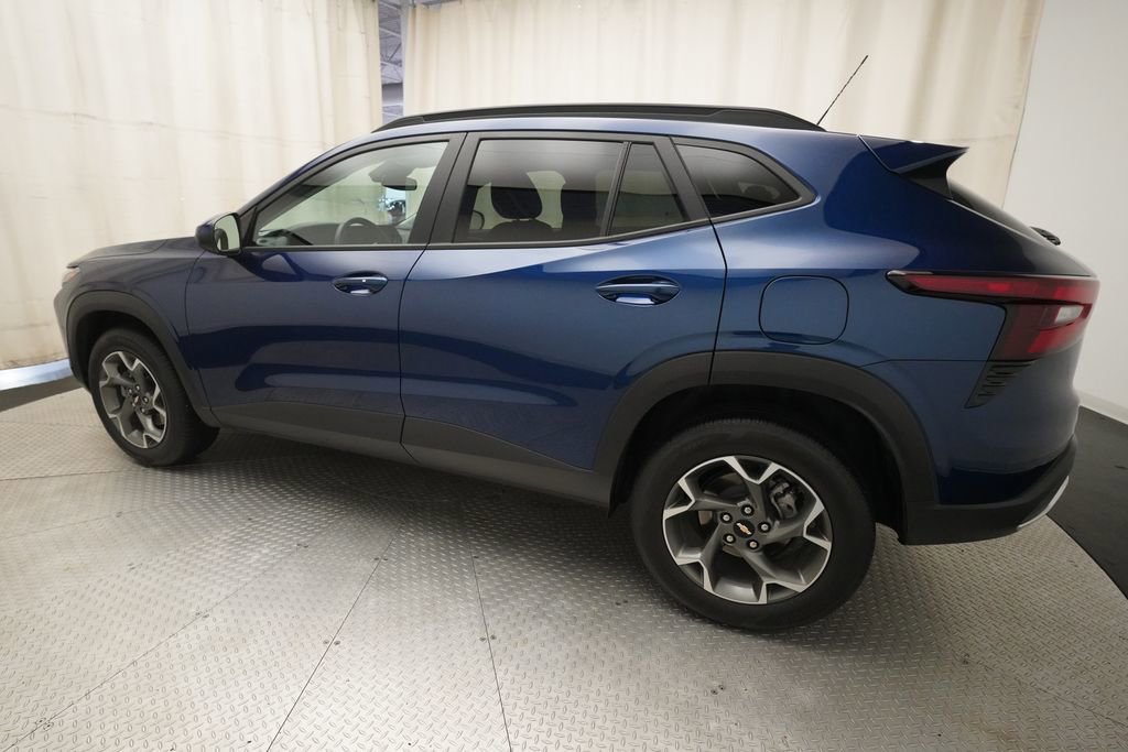 Used 2024 Chevrolet Trax LT w/ Driver Confidence Package FWD image 32