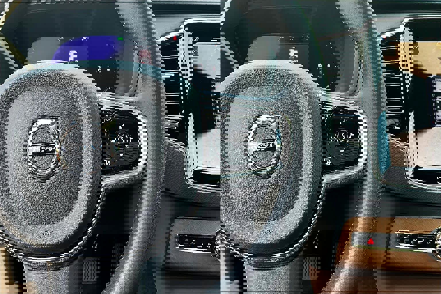 Used 2024 Volvo XC90 B6 Plus w/ Protection Package Premier image 27