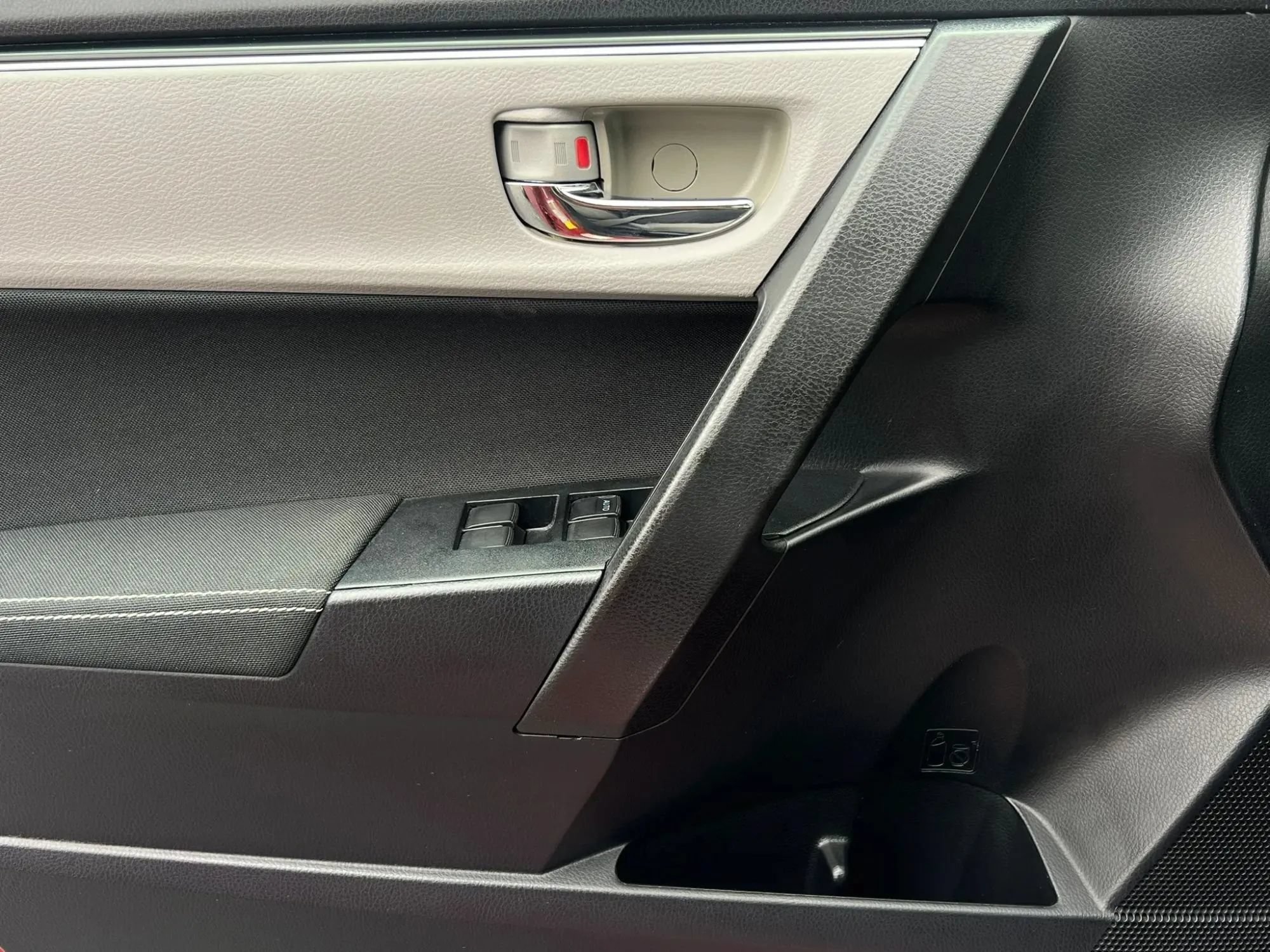 Used 2018 Toyota Corolla LE w/ Body Protection Package FWD image 34