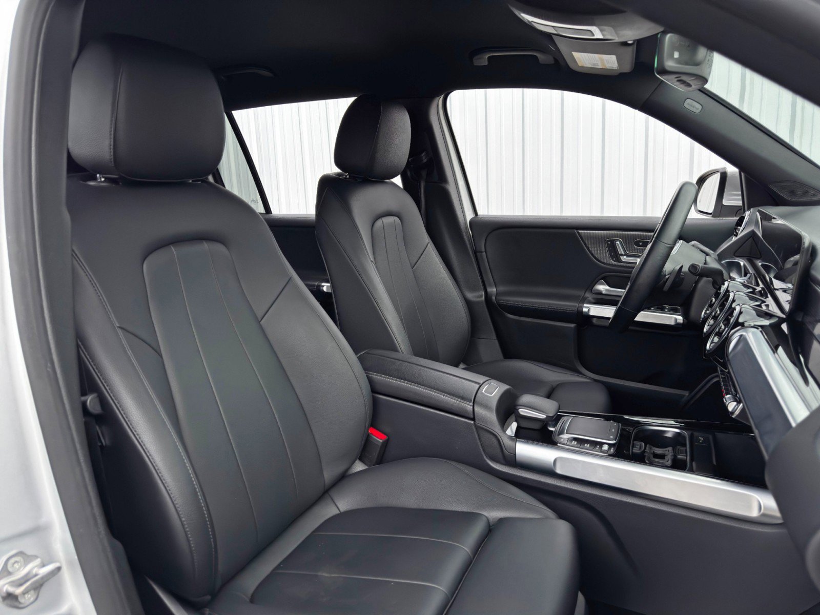 Used 2021 Mercedes-Benz GLB 250 4MATIC w/ Premium Package image 37