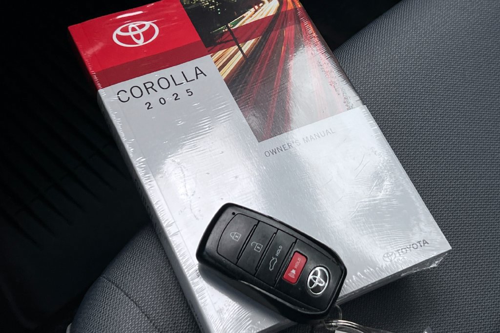 Certified 2025 Toyota Corolla SE w/ SE Premium Package FWD image 12