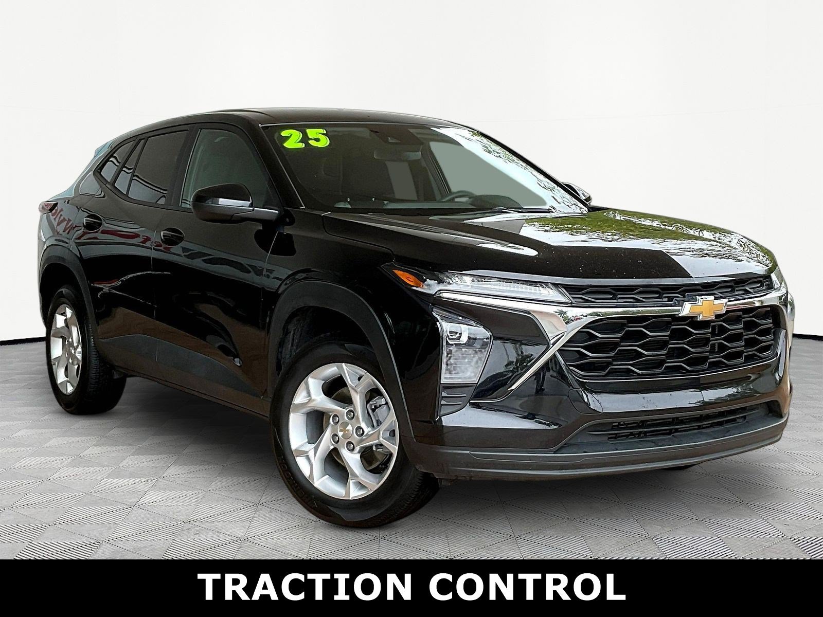 Used 2025 Chevrolet Trax LS w/ LS Convenience Package FWD image 3