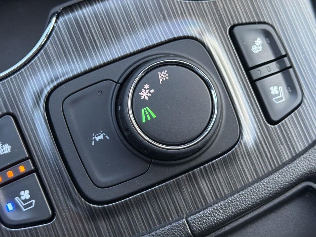 Used 2023 GMC Acadia SLT w/ Preferred Package image 16