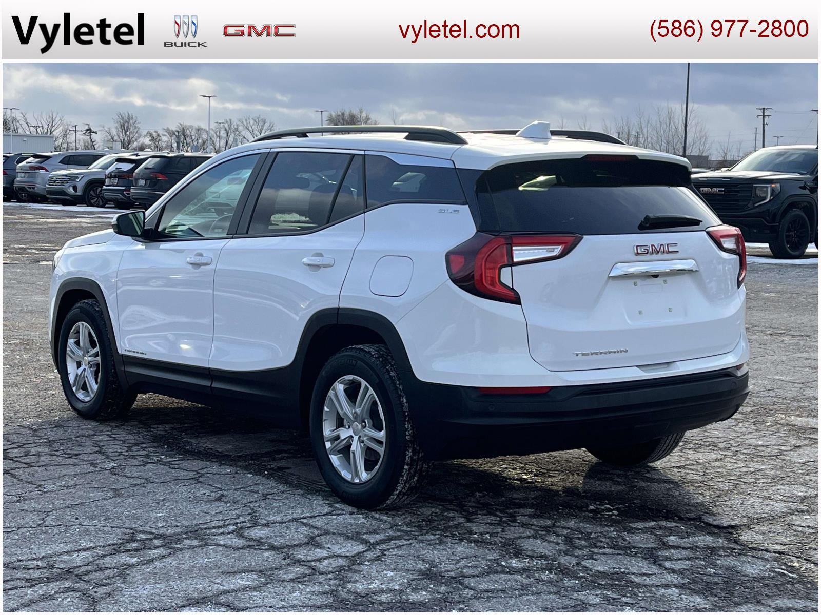 Used 2023 GMC Terrain SLE w/ Driver Convenience Package image 4