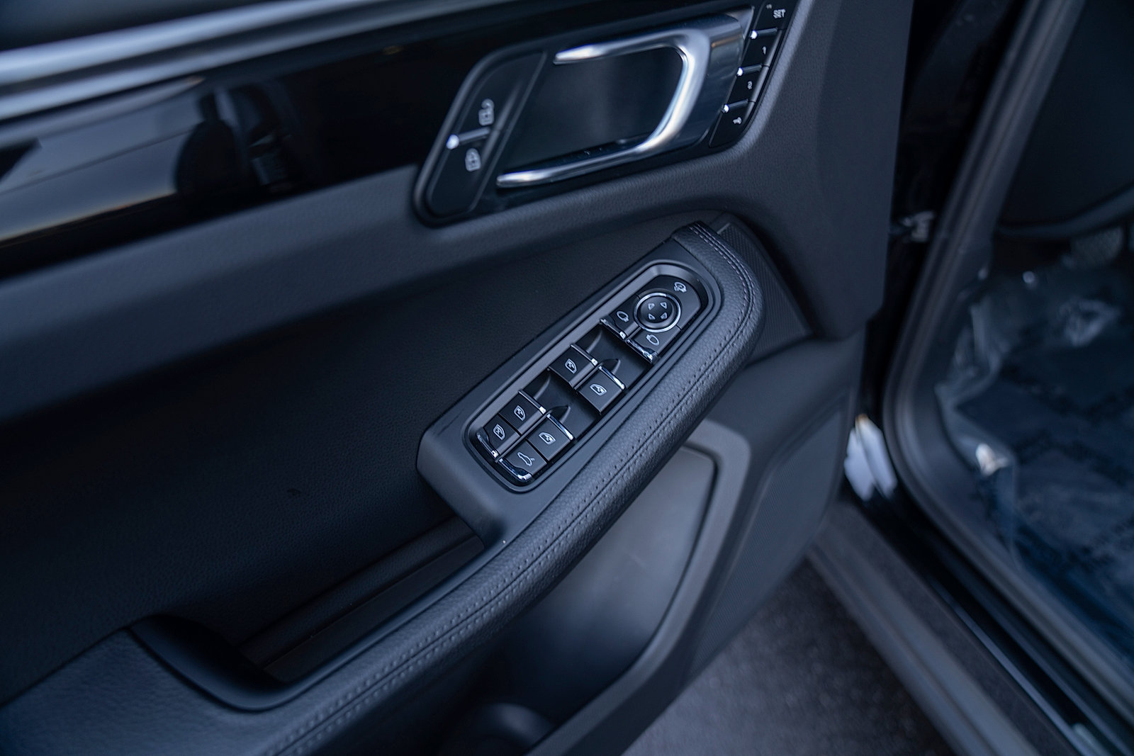 Certified 2025 Porsche Macan AWD/4WD image 18