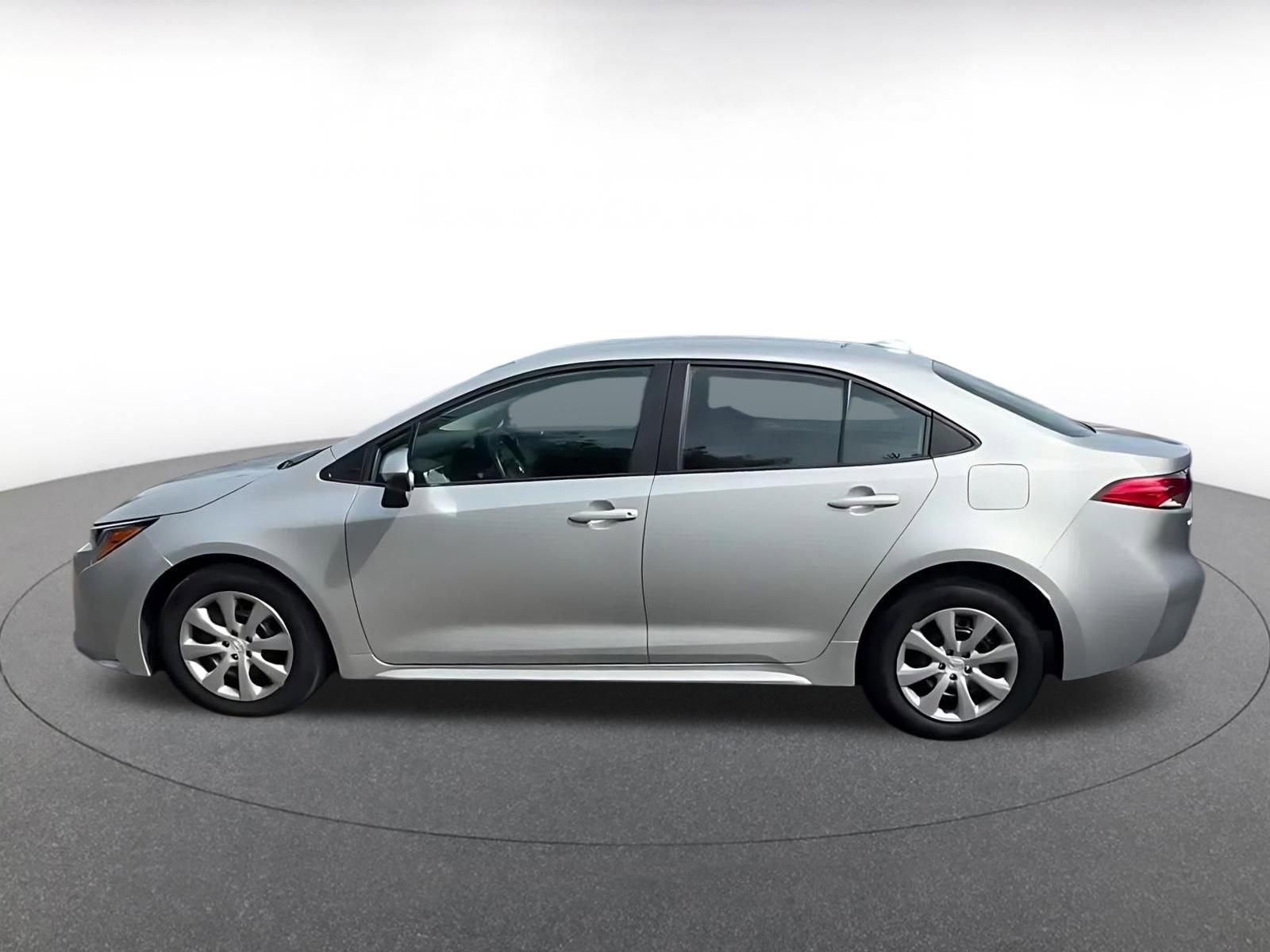 Used 2025 Toyota Corolla LE FWD image 9