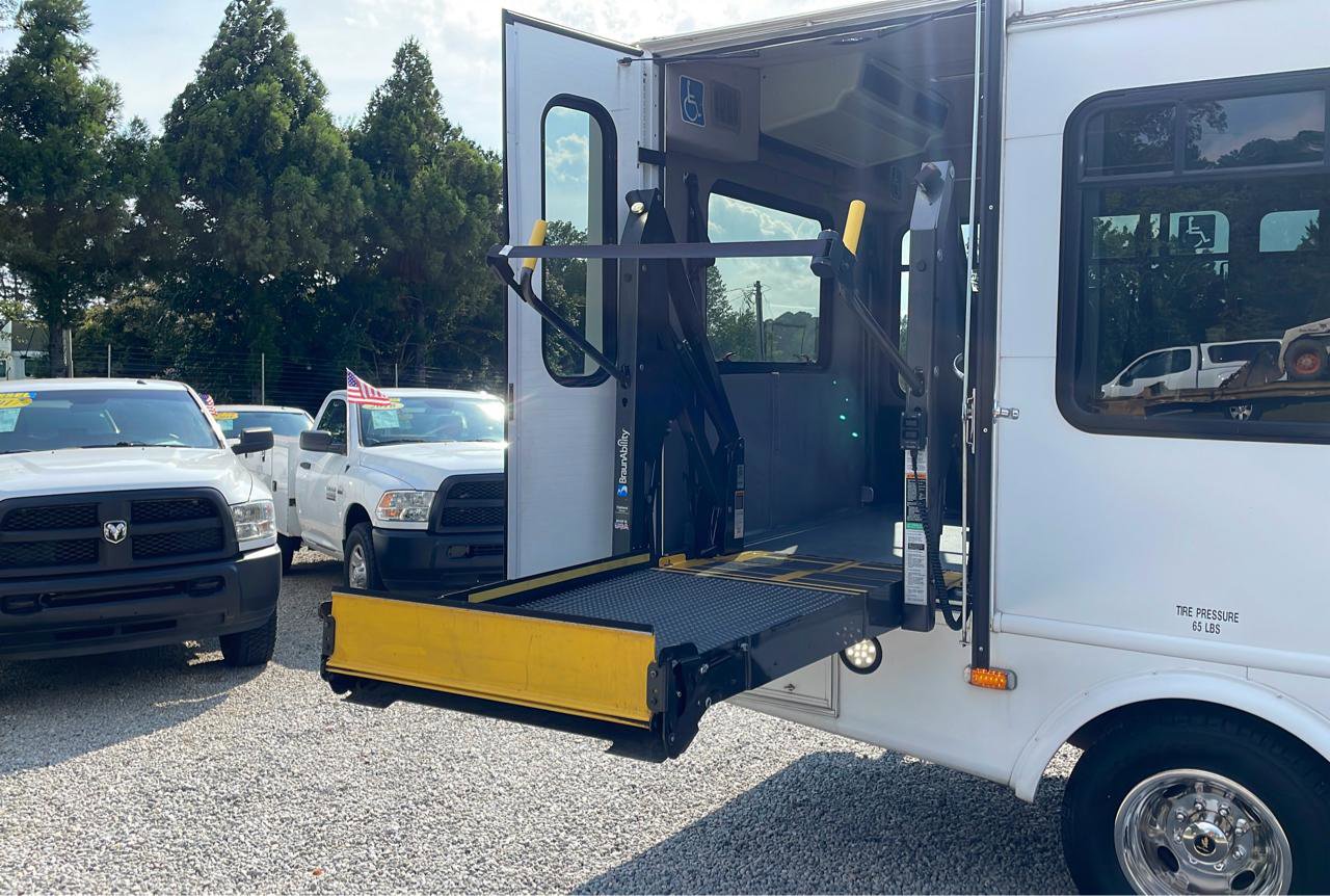 Used 2015 Chevrolet Express 3500 w/ Shuttle Bus Package RWD image 39