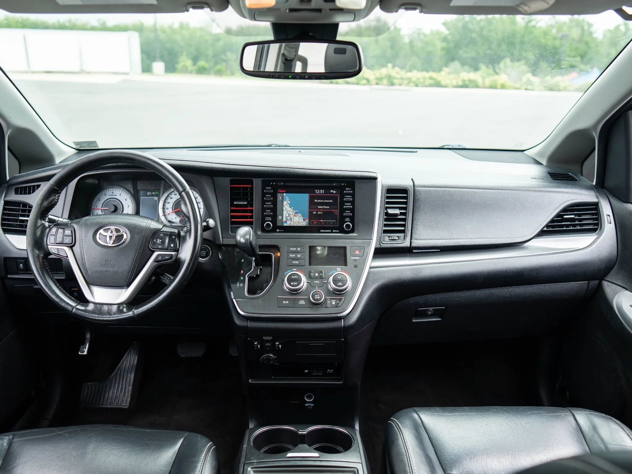 Used 2018 Toyota Sienna SE image 23