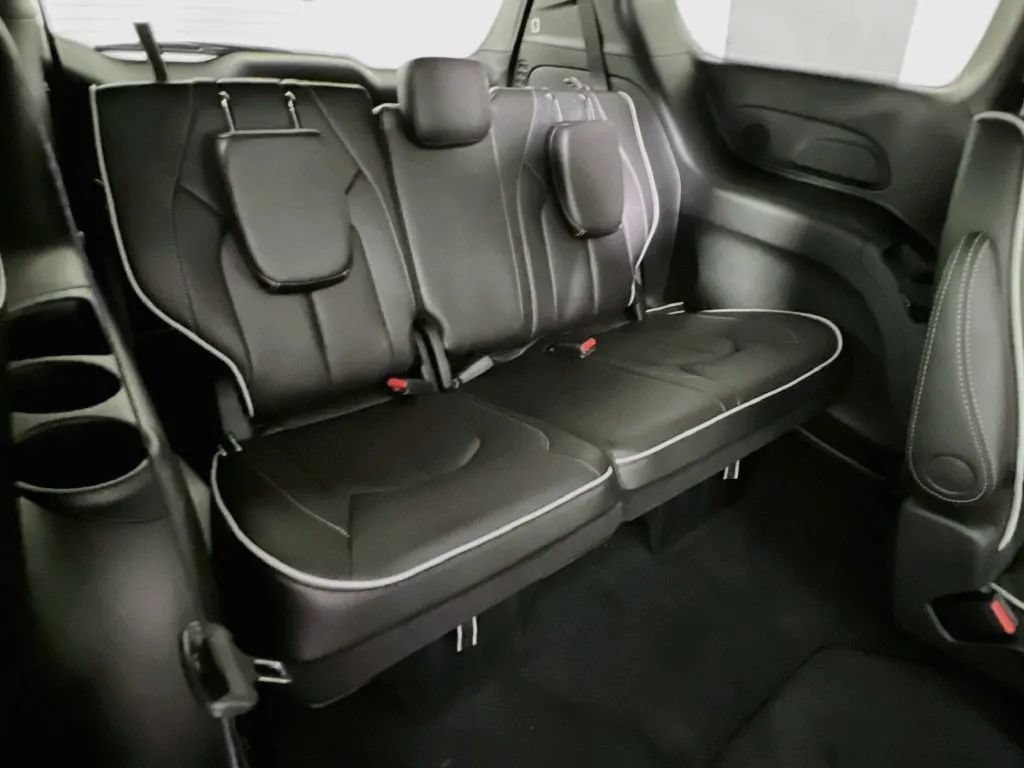 New 2027 Chrysler Pacifica Limited w/ Family Tech Group FWD image 30