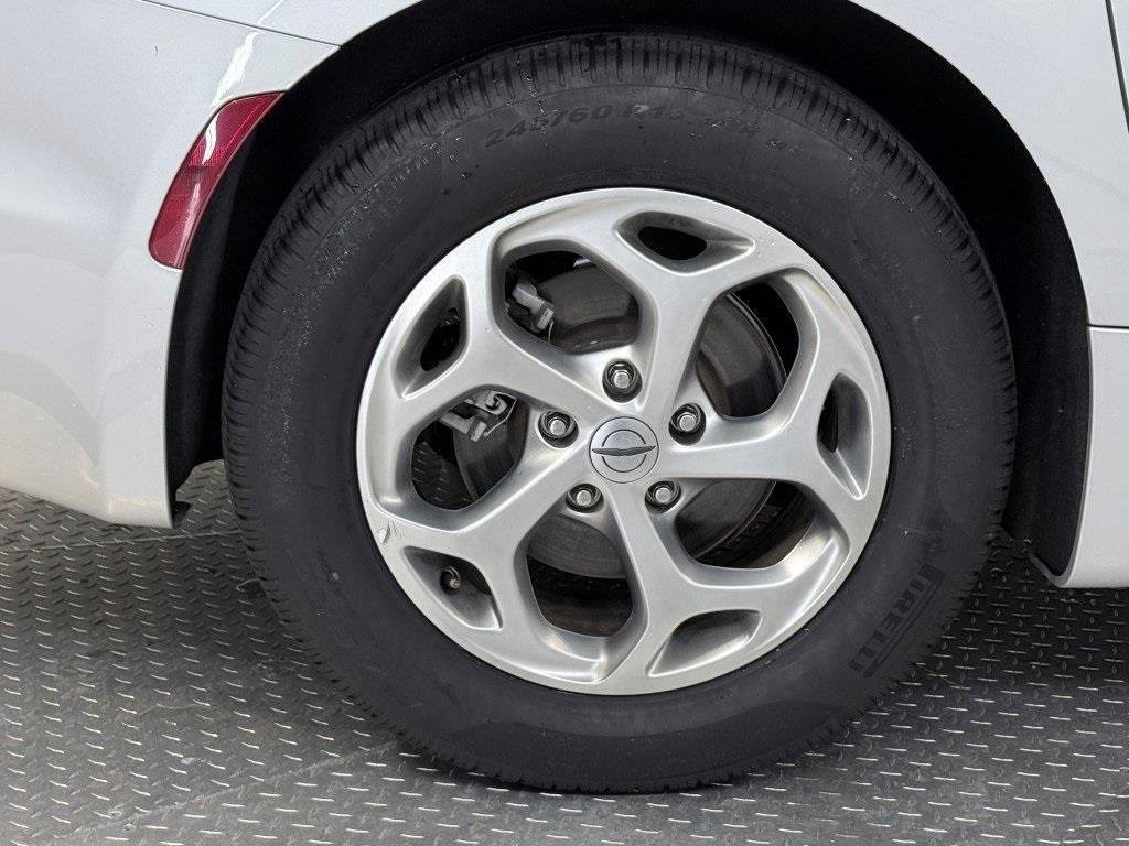 Used 2024 Chrysler Pacifica Limited image 7