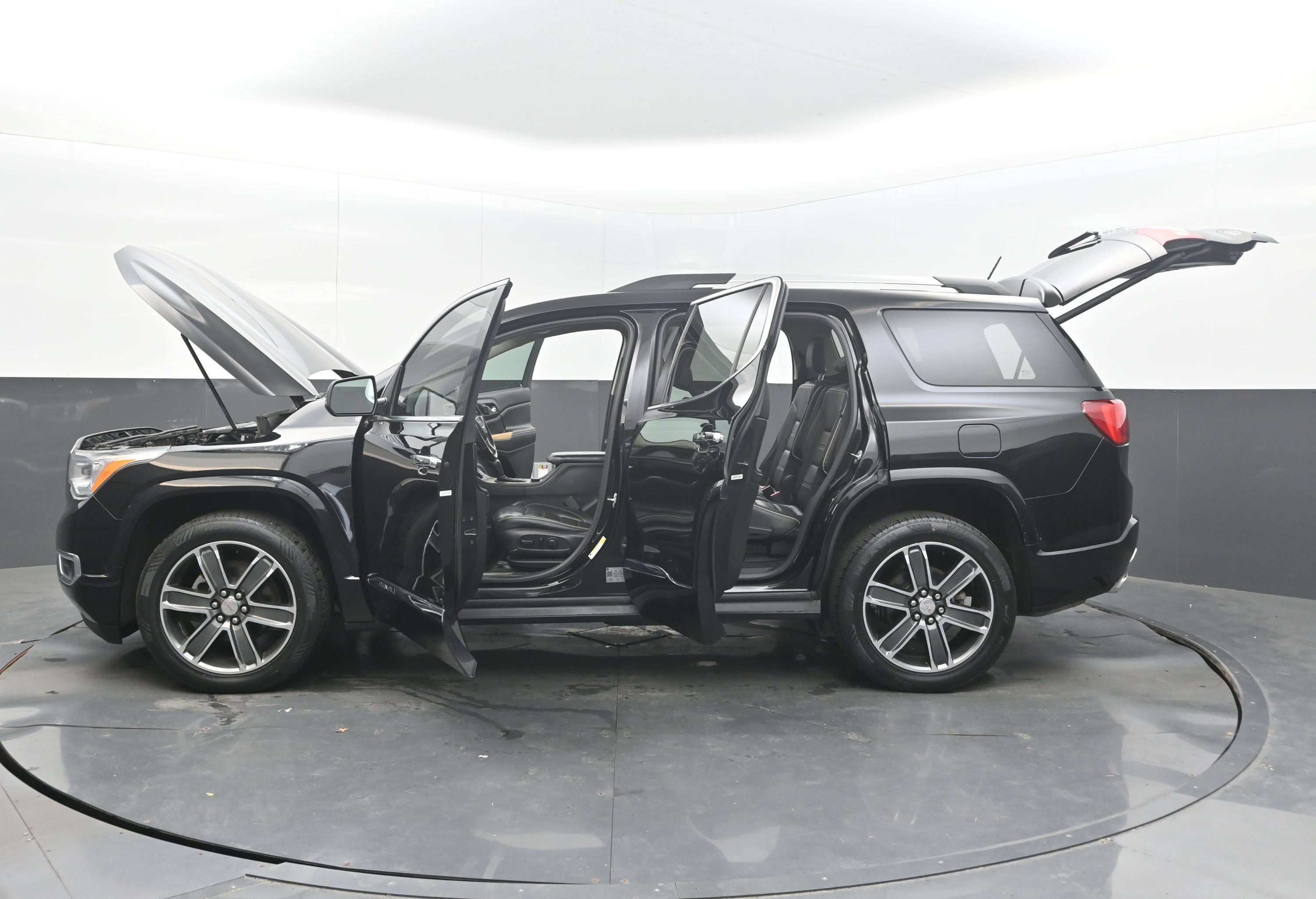 Used 2018 GMC Acadia Denali w/ Technology Package AWD/4WD image 39