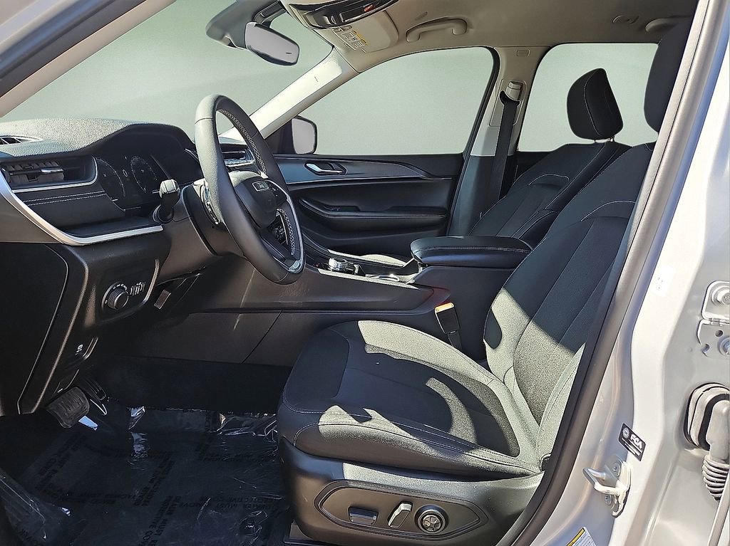 Used 2023 Jeep Grand Cherokee Laredo image 20