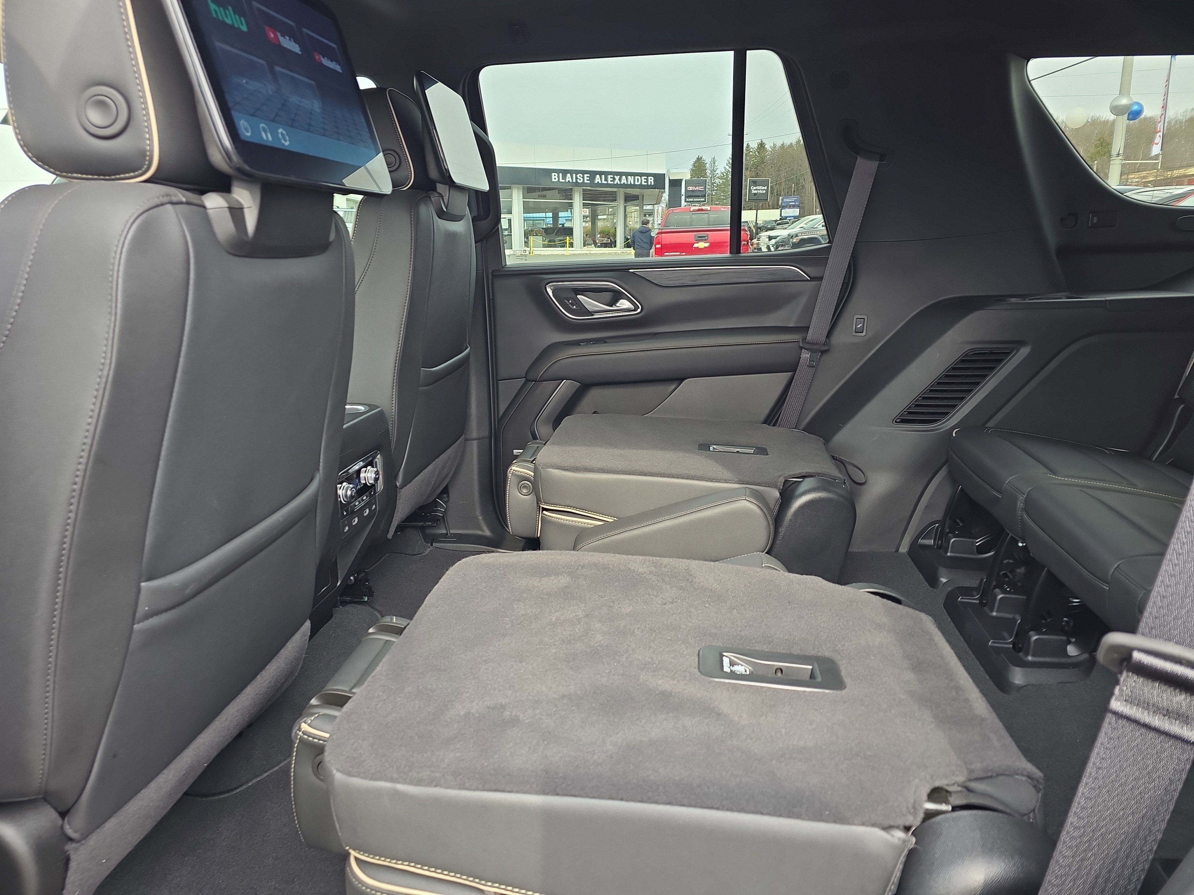 Used 2024 GMC Yukon SLT w/ SLT Luxury Package image 17