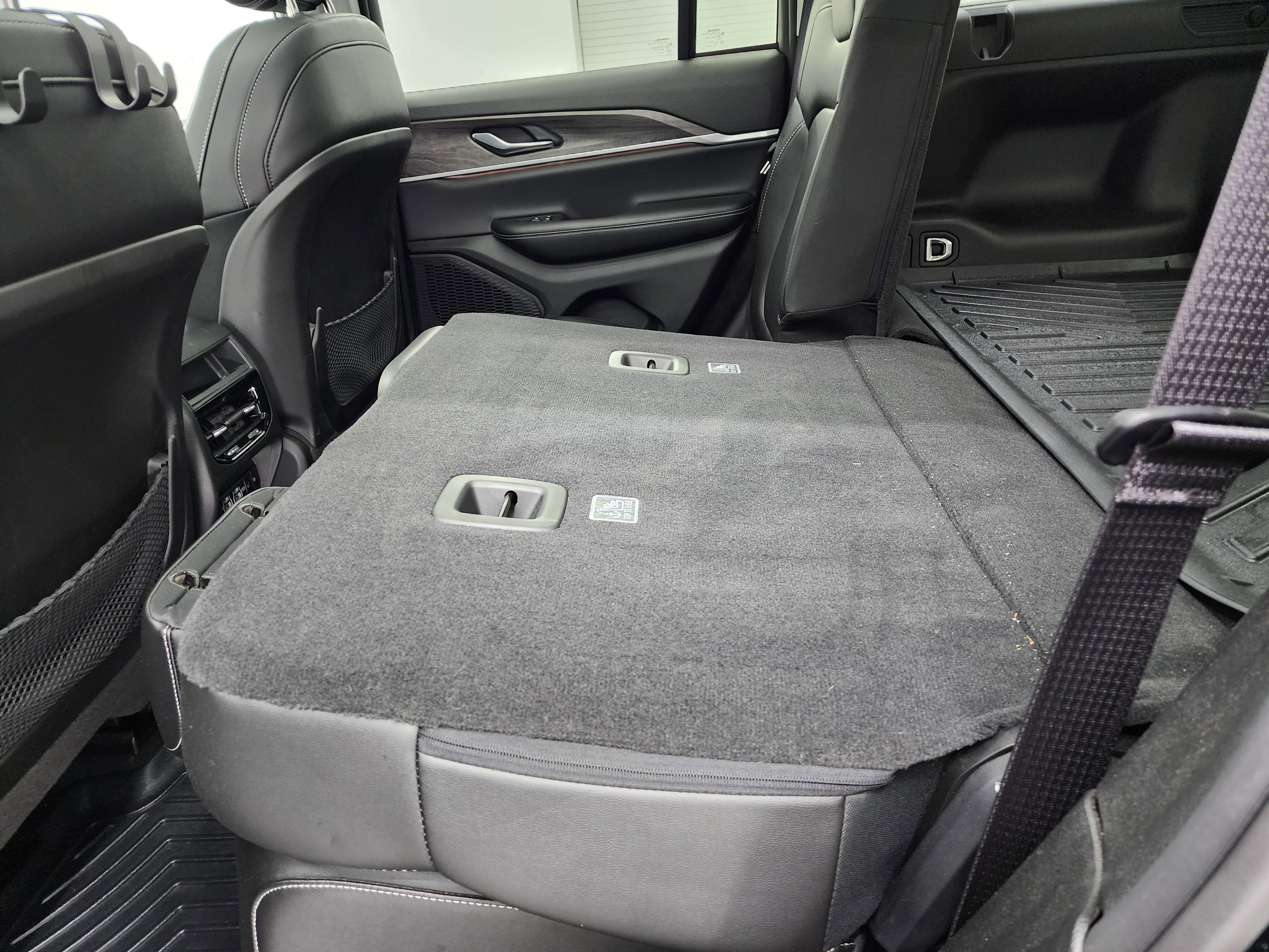 Used 2023 Jeep Grand Cherokee Limited w/ Black Appearance Package image 38