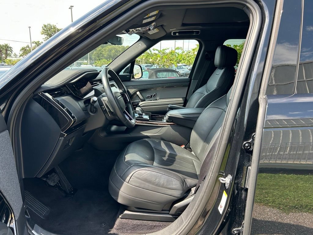 Used 2025 Land Rover Range Rover Sport SE AWD/4WD image 15