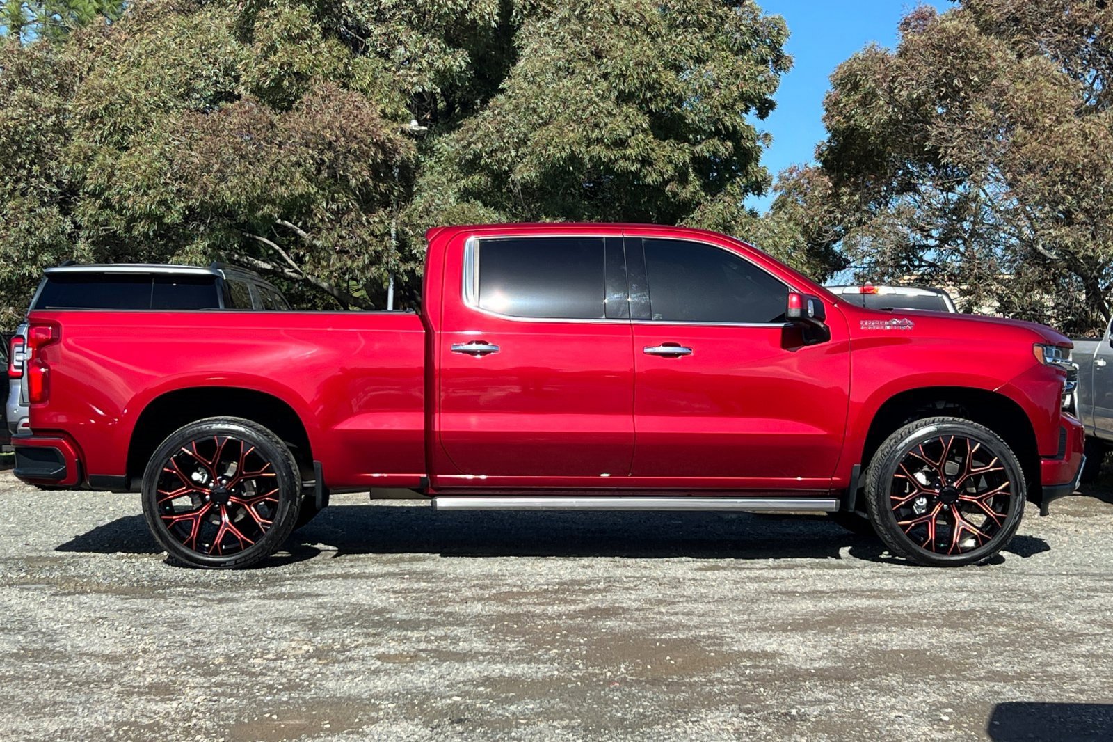 Used 2020 Chevrolet Silverado 1500 High Country w/ Technology Package image 3