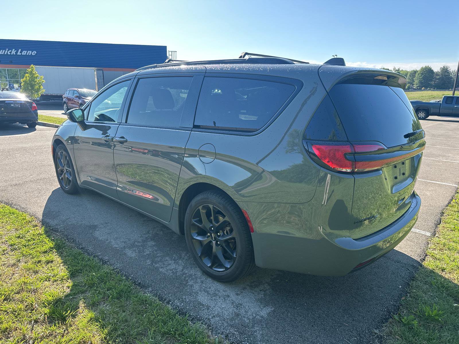 Used 2022 Chrysler Pacifica Touring-L w/ S Appearance Package FWD image 18
