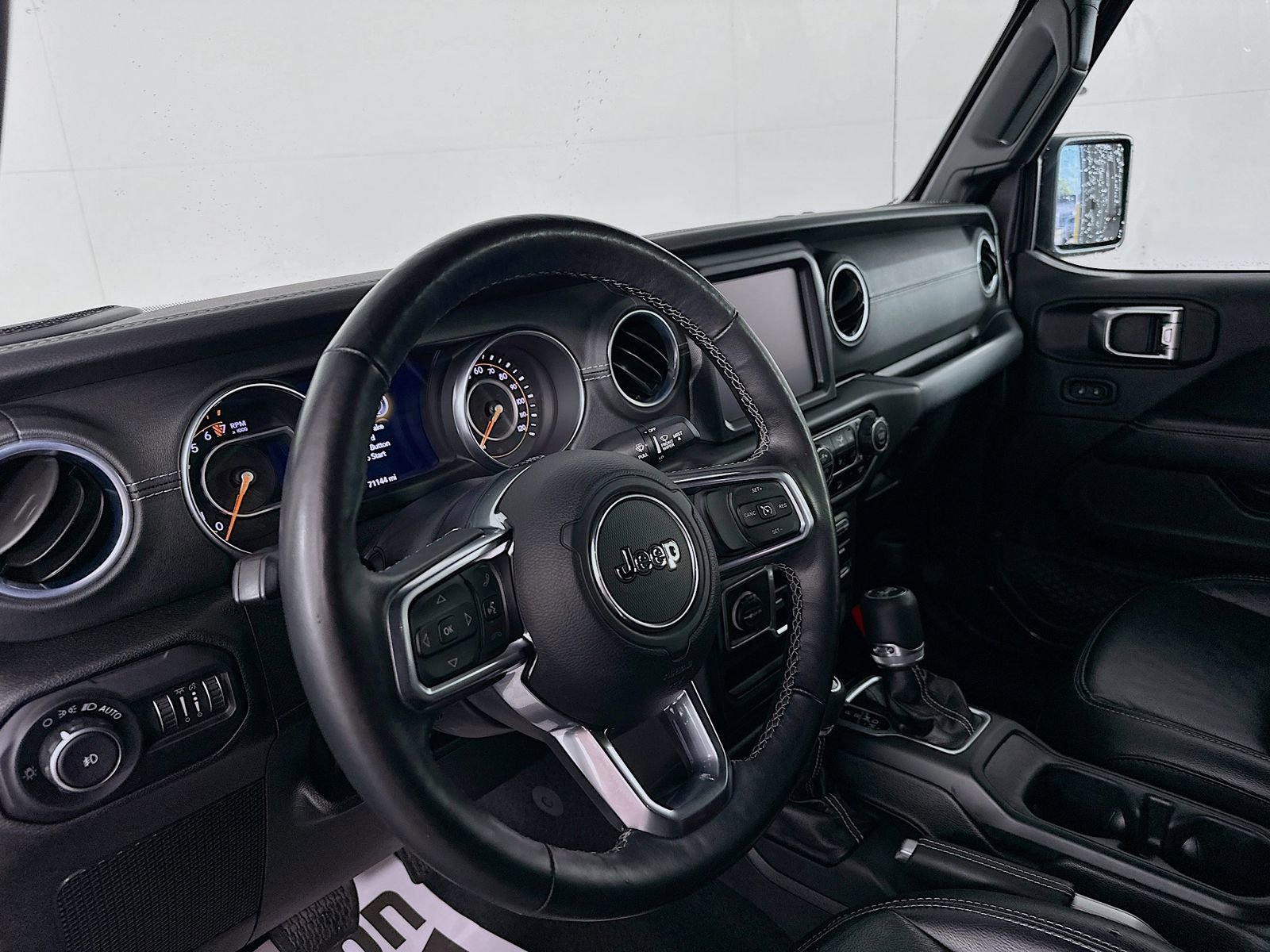 Used 2018 Jeep Wrangler Unlimited Sahara AWD/4WD image 9