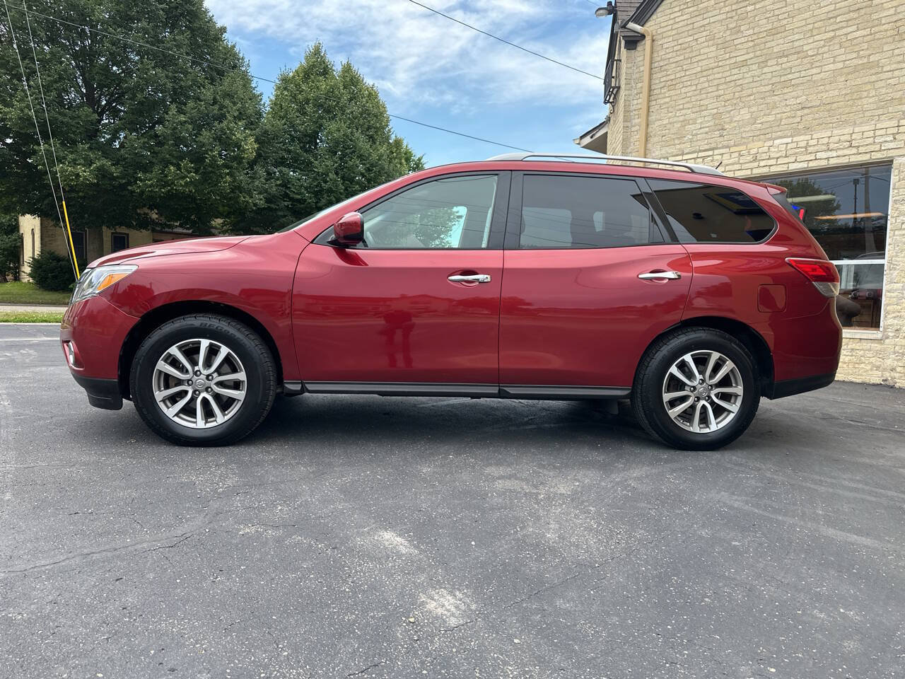 Used 2015 Nissan Pathfinder SV w/ Trailer Tow Package AWD/4WD image 2
